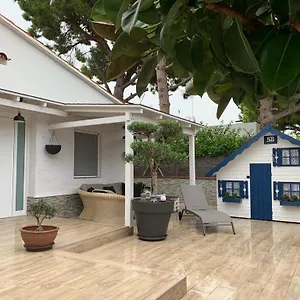 Сasa de vacaciones Lovely House Near The 